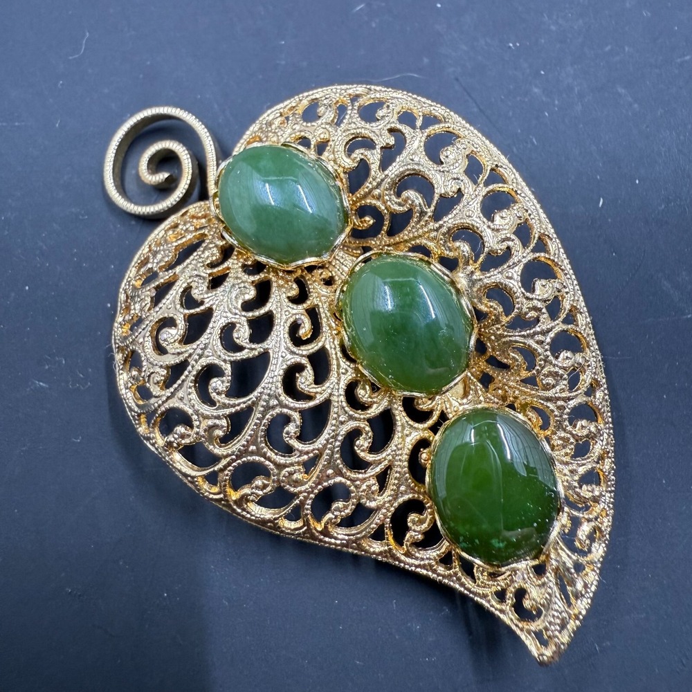 🟢 Vintage Jade Green Cabochon Brooch Gold Tone Filigree Leaf Design 3" 🌿‎